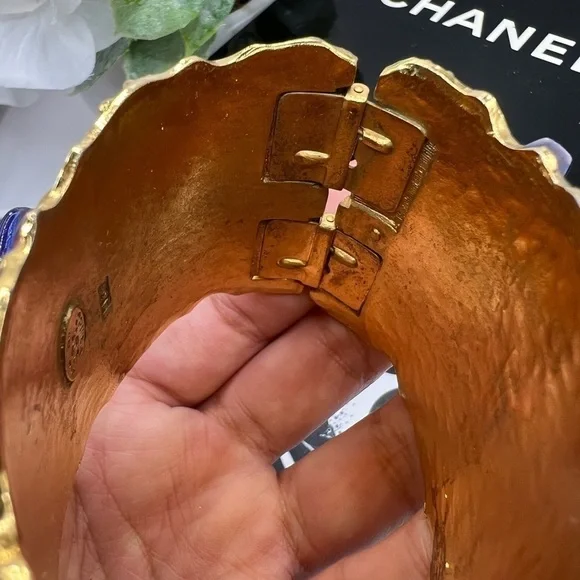 CHANEL Rare Vintage Gold Hinged Bracelet - Picture 8 of 10